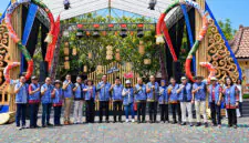 President Director Pertamina Foundation Agus Mashud S. Asngari secara simbolis menyerahkan bantuan produk UMKM kepada perwakilan komunitas difabel dalam pembukaan Pertamina SMEXPO Regional Yogyakarta 2026 di Pasar Ngasem, Yogyakarta, Jumat (2/10). FOTO : Dok. PERTAMINA