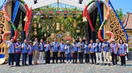 President Director Pertamina Foundation Agus Mashud S. Asngari secara simbolis menyerahkan bantuan produk UMKM kepada perwakilan komunitas difabel dalam pembukaan Pertamina SMEXPO Regional Yogyakarta 2026 di Pasar Ngasem, Yogyakarta, Jumat (2/10). FOTO : Dok. PERTAMINA