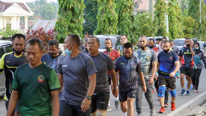 FOTO : Komandan Korem 042/Gapu Brigjen TNI M. Zukfili Binsik Lari - Jalan di Sekitar Lingkungan Kesatrian Markas Korem 042/Gapu, Jambi, Rabu (20/01/21).