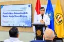 (Menaker Yassierli memberikan arahan saat menghadiri Rapat Kerja Nasional (Rakernas) Forum Pendidikan Tinggi Vokasi Indonesia (FPTVI) Tahun 2026 di Jakarta, Selasa (13/10/2026). (FOTO : Dok. KEMNAKER)