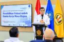 (Menaker Yassierli memberikan arahan saat menghadiri Rapat Kerja Nasional (Rakernas) Forum Pendidikan Tinggi Vokasi Indonesia (FPTVI) Tahun 2026 di Jakarta, Selasa (13/10/2026). (FOTO : Dok. KEMNAKER)
