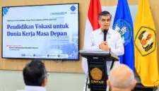 (Menaker Yassierli memberikan arahan saat menghadiri Rapat Kerja Nasional (Rakernas) Forum Pendidikan Tinggi Vokasi Indonesia (FPTVI) Tahun 2026 di Jakarta, Selasa (13/10/2026). (FOTO : Dok. KEMNAKER)