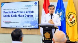 (Menaker Yassierli memberikan arahan saat menghadiri Rapat Kerja Nasional (Rakernas) Forum Pendidikan Tinggi Vokasi Indonesia (FPTVI) Tahun 2026 di Jakarta, Selasa (13/10/2026). (FOTO : Dok. KEMNAKER)
