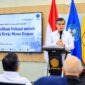 (Menaker Yassierli memberikan arahan saat menghadiri Rapat Kerja Nasional (Rakernas) Forum Pendidikan Tinggi Vokasi Indonesia (FPTVI) Tahun 2026 di Jakarta, Selasa (13/10/2026). (FOTO : Dok. KEMNAKER)