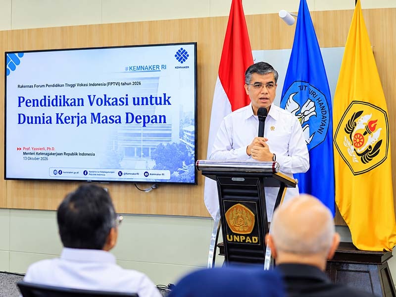 (Menaker Yassierli memberikan arahan saat menghadiri Rapat Kerja Nasional (Rakernas) Forum Pendidikan Tinggi Vokasi Indonesia (FPTVI) Tahun 2026 di Jakarta, Selasa (13/10/2026). (FOTO : Dok. KEMNAKER)