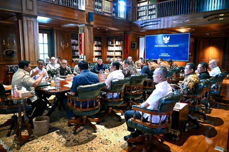 Presiden Republik Indonesia Prabowo Subianto memanggil sejumlah anggota Kabinet Merah Putih ke kediaman pribadinya di Hambalang, Bogor, pada Minggu, 23 November 2025. (Foto: BPMI Setpres)