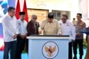 Presiden Prabowo Subianto menandatangani prasasti saat meresmikan Museum Ibu Marsinah dan Rumah Singgah di Desa Nglundo, Kecamatan Sukomoro, Kabupaten Nganjuk, Jawa Timur, Sabtu (16/5/2026). (FOTO : Dok. Biro Humas Kemenenaker)
