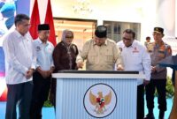 Presiden Prabowo Subianto menandatangani prasasti saat meresmikan Museum Ibu Marsinah dan Rumah Singgah di Desa Nglundo, Kecamatan Sukomoro, Kabupaten Nganjuk, Jawa Timur, Sabtu (16/5/2026). (FOTO : Dok. Biro Humas Kemenenaker)