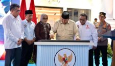 Presiden Prabowo Subianto menandatangani prasasti saat meresmikan Museum Ibu Marsinah dan Rumah Singgah di Desa Nglundo, Kecamatan Sukomoro, Kabupaten Nganjuk, Jawa Timur, Sabtu (16/5/2026). (FOTO : Dok. Biro Humas Kemenenaker)