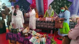 FOTO : Hj. Komariah dan Hj. Iin Kurniasih kunjungi serta membeli Produk di Stand Dekranasda Tanjab Barat, Kamis (6/1/22). Dok. Dekranasda