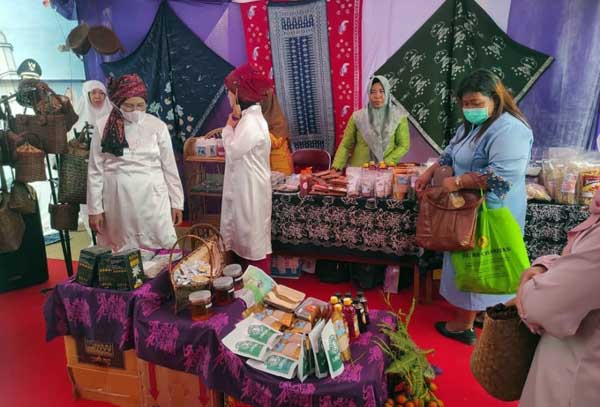 FOTO : Hj. Komariah dan Hj. Iin Kurniasih kunjungi serta membeli Produk di Stand Dekranasda Tanjab Barat, Kamis (6/1/22). Dok. Dekranasda