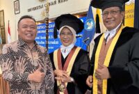 Prof. Ali Agus (kanan) mendampingi istrinya, Prof. Chusnul Hanim (tengah) pada acara pengukuhan guru besar di UGM, Yogyakarta. FOTO : Ist