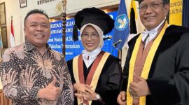 Prof. Ali Agus (kanan) mendampingi istrinya, Prof. Chusnul Hanim (tengah) pada acara pengukuhan guru besar di UGM, Yogyakarta. FOTO : Ist