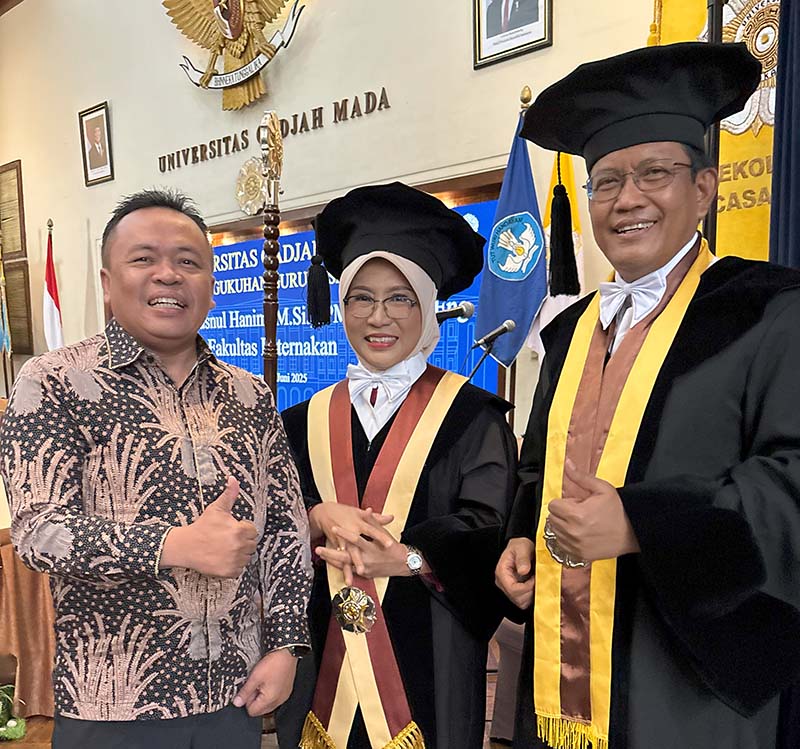 Prof. Ali Agus (kanan) mendampingi istrinya, Prof. Chusnul Hanim (tengah) pada acara pengukuhan guru besar di UGM, Yogyakarta. FOTO : Ist