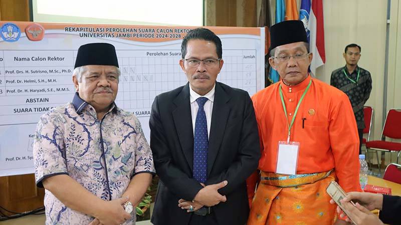 Prof Helmi (tengah) Rektor UNJA Terpilih Periode 2024-2028. FOTO : UNJA