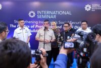 Menteri Ketenagakerjaan Yassierli memberikan keterangan pers dalam Seminar Internasional "Strengthening Indonesia’s Social Security" di Jakarta, Kamis (23/4/2026). Menaker menekankan pentingnya perluasan jaminan sosial bagi pekerja informal seperti ojek daring dan PRT guna mewujudkan kesejahteraan yang merata. (FOTO : Dok. Biro Humas Kemenaker)