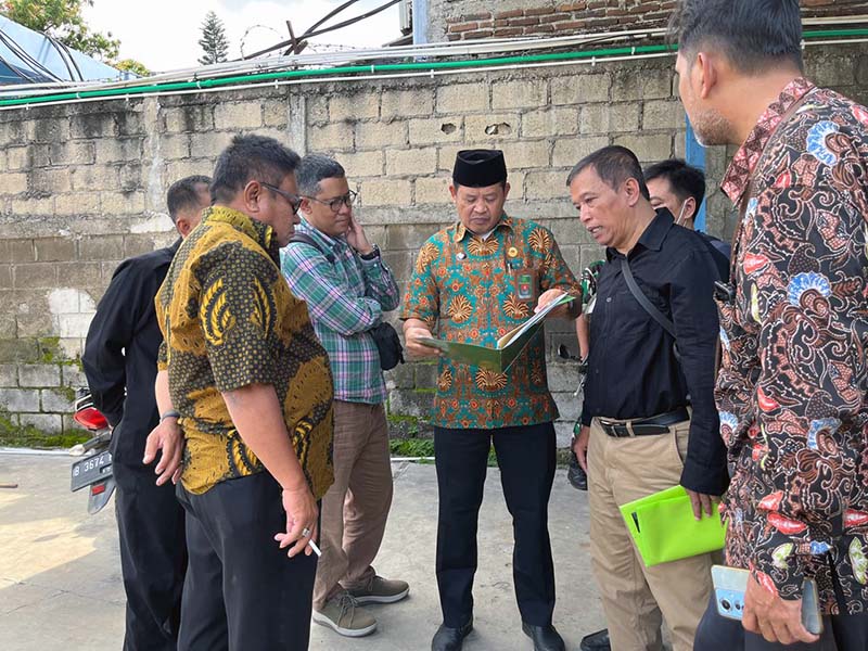 Proses konstatering di lokasi sengketa pabrik di Tangerang, disaksikan oleh aparat kepolisian, Koramil, serta perwakilan kecamatan dan kelurahan 4. FOTO : IST