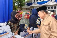 Gubernur Al Haris Menyerahkan Bantuan Bedah Rumah pada Acara Peringatah HUT 26 Kabupaten Muaro Jambi yang Nilainya Mencapai Rp 1,2 Miliar. FOTO : Diskominfo