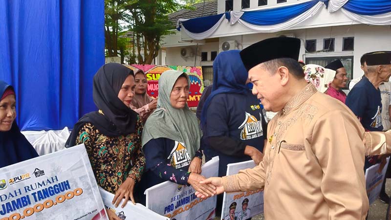 Gubernur Al Haris Menyerahkan Bantuan Bedah Rumah pada Acara Peringatah HUT 26 Kabupaten Muaro Jambi yang Nilainya Mencapai Rp 1,2 Miliar. FOTO : Diskominfo