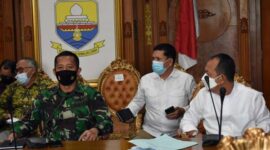 FOTO : Kasiter Kasrem 042/Gapu Kolonel Arh Mokhamad Ibnu Sukelan Saat Hadiri Rakor Kebijakan Larangan Mudik Lebaran di ruang rapat Gubernur, Jumat (16/04/21).