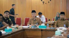 Sekda Tanjab Barat Ir. H. Agus Sanusi, M.Si Ikuti Rakor Pengendalian Inflasi 2023 Secara Virtual di Rumah Rapat Kantor Bupati Tanjung Jabung Barat, Senin (9/10/23). FOTO : DOKPIM