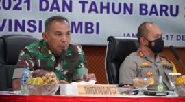 Danrem 042/Gapu Brigjen TNI M. Zulkifli Saat Rapat Lintas Sektoral Pengamanan Hari Natal dan Tahun Baru 2022 di Aula Siginjai Mapolda Jambi, Jum'at, (17/12/21). FOTO : Penrem