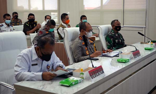 Komandan Korem 042/Gapu Brigjen TNI M Zulkifli melalui video conference mengikuti Rapat Koordinasi (Rakor) Pengamanan Idul Fitri 1442 Hijriah. Foto : Penremgapu