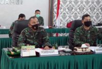 Danrem 042/Gapu Brigjen TNI M Zulkifli, Saat Mengikuti Virtual Teleconference Rakor Evaluasi Pemberlakuan Pembatasan Kegiatan Masyarakat (PPKM) Mikro dan kegiatan dalam menghadapi Lebaran tahun 2021 dari Makodam II/Swj, Palembang. FOTO : Korem042