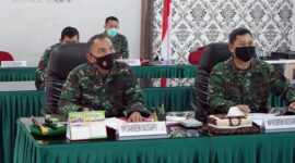 Danrem 042/Gapu Brigjen TNI M Zulkifli, Saat Mengikuti Virtual Teleconference Rakor Evaluasi Pemberlakuan Pembatasan Kegiatan Masyarakat (PPKM) Mikro dan kegiatan dalam menghadapi Lebaran tahun 2021 dari Makodam II/Swj, Palembang. FOTO : Korem042