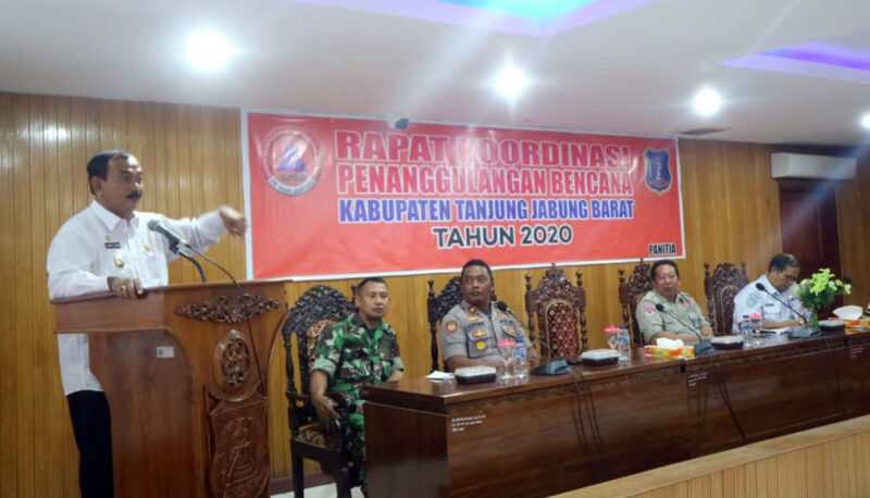 FOTO : Wakil Bupati H. Amir Sakib Saat Membuka Rapat Koordinasi Teknis Penanggulangan Bencana Hidrometeorologi di Ruang Pola Utama Kantor Bupati, Rabu (22/01/20)