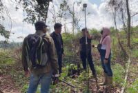 BPN Tanjung Jabung Barat, Jambi saat melakukan pengukuran luas Lahan. FOTO : Istimewa