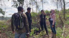 BPN Tanjung Jabung Barat, Jambi saat melakukan pengukuran luas Lahan. FOTO : Istimewa