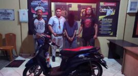 Terduga Pelaku Pengelapan SPM Saat Diamankan di Polsek Kumpeh Ulu. FOTO : Humas Polsek