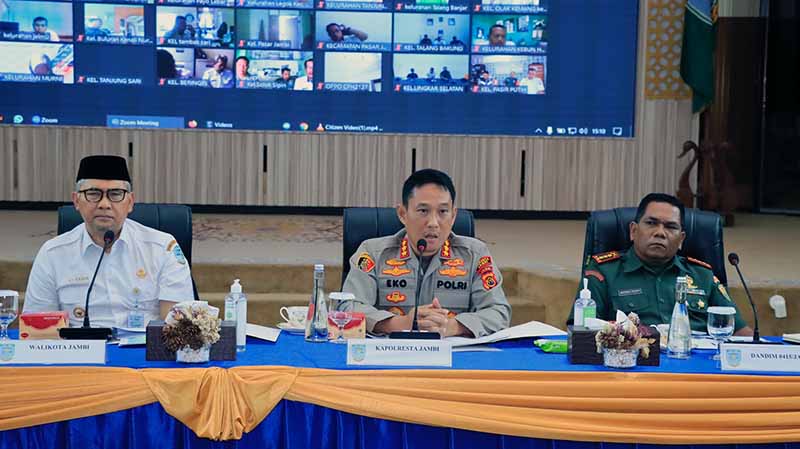 Rapat Koordinasi Membahas Terkait Angkutan Truk Batu Bara Yang Melintas Masuk ke dalam Kota Jambi di Aula Griya Mayang Rumdin Walikota Jambi, Rabu (25/01/23). FOTO : Dhea