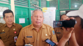 FOTO : Bupati Tanjab Barat Dr. Safrial Diwawaincarai Wartawan Usai Membuka Rapat Koordinasi Gugus Tugas KLA di Dinas P3AP2KB, Selasa (10/03/20).