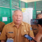 FOTO : Bupati Tanjab Barat Dr. Safrial Diwawaincarai Wartawan Usai Membuka Rapat Koordinasi Gugus Tugas KLA di Dinas P3AP2KB, Selasa (10/03/20).