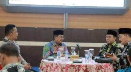 Bupati Tanjab Barat H. Anwar Sadat Saat Pimpin Rapat Persiapan Haul Akbar Syekh Abdul Qadir Al Jailani di Rumah Dinas, Kamis (19/10/23). FOTO : DOKPIM