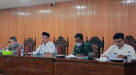 Sekda H. Agus Sanusi didampingi pihak Kodim 0419/Tanjab, Polres Tanjab Barat dan Kabag Pemerintahan saat memimpin Rapat, Rabu (22/6/22). FOTO : Prokopim