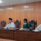 Sekda H. Agus Sanusi didampingi pihak Kodim 0419/Tanjab, Polres Tanjab Barat dan Kabag Pemerintahan saat memimpin Rapat, Rabu (22/6/22). FOTO : Prokopim