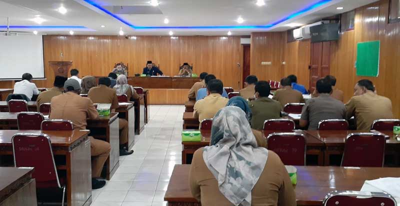 Staf Ahli Bupati Bidang Hukum dan Politik H. Mulyadi Pimpin Rapat Panitia HUT Kabupaten dan HUT RI, Selasa (2/8/22). FOTO : Kesra