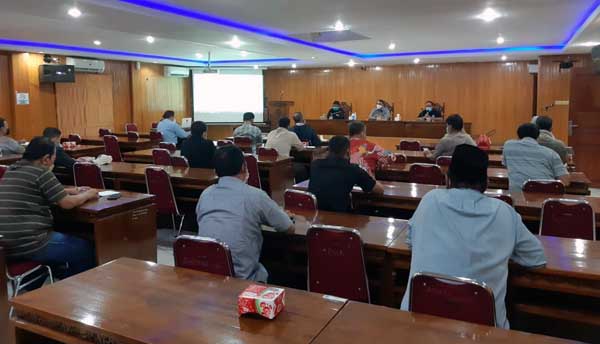 Rapat Pemkab Tanjab Barat dengan Satgas Covid-19 Pola Atas Kantor Bupati Terkait Zona Merah, Kamis (22/07/21). FOTO : ZN