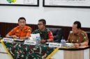 Danrem 042/Gapu Brigjen TNI Nyamin (tengah), didampingi Kalak BPBD Provinsi Jambi (kiri) dan Bupati Muaro Jambi (kanan), saat memimpin Rapat Koordinasi (Rakor) Penanggulangan Karhutla Provinsi Jambi di Ruang Posko Penanggulangan Bencana Karhutla, Makorem 042/Gapu, Jambi, Selasa (18/8/2026). (Foto: Dok. Penrem 042/Gapu)