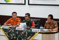Danrem 042/Gapu Brigjen TNI Nyamin (tengah), didampingi Kalak BPBD Provinsi Jambi (kiri) dan Bupati Muaro Jambi (kanan), saat memimpin Rapat Koordinasi (Rakor) Penanggulangan Karhutla Provinsi Jambi di Ruang Posko Penanggulangan Bencana Karhutla, Makorem 042/Gapu, Jambi, Selasa (18/8/2026). (Foto: Dok. Penrem 042/Gapu)