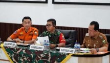 Danrem 042/Gapu Brigjen TNI Nyamin (tengah), didampingi Kalak BPBD Provinsi Jambi (kiri) dan Bupati Muaro Jambi (kanan), saat memimpin Rapat Koordinasi (Rakor) Penanggulangan Karhutla Provinsi Jambi di Ruang Posko Penanggulangan Bencana Karhutla, Makorem 042/Gapu, Jambi, Selasa (18/8/2026). (Foto: Dok. Penrem 042/Gapu)