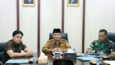 SINERGI LINTAS SEKTOR: Wakil Bupati Tanjung Jabung Barat, Dr. H. Katamso SA, S.E., M.E., didampingi perwakilan Kejaksaan Negeri dan Kodim 0419/Tanjab, memimpin rapat audiensi percepatan pembangunan Gerai KDKMP di Ruang Rapat Bupati, Selasa (14/4). Rapat ini menekankan pentingnya kolaborasi demi memastikan kesiapan 134 titik lahan koperasi di seluruh wilayah Tanjab Barat. (FOTO : Dok. Prokopim)