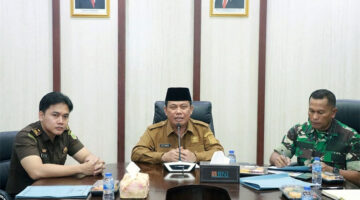 SINERGI LINTAS SEKTOR: Wakil Bupati Tanjung Jabung Barat, Dr. H. Katamso SA, S.E., M.E., didampingi perwakilan Kejaksaan Negeri dan Kodim 0419/Tanjab, memimpin rapat audiensi percepatan pembangunan Gerai KDKMP di Ruang Rapat Bupati, Selasa (14/4). Rapat ini menekankan pentingnya kolaborasi demi memastikan kesiapan 134 titik lahan koperasi di seluruh wilayah Tanjab Barat. (FOTO : Dok. Prokopim)