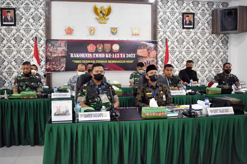 Korem 042/Gapu Brigjen TNI Supriono, S.IP, MM mengikuti Rakornis TNI Manunggal Membangun Desa (TMMD) ke 113 TA, Kamis (24/03/22). FOTO : Penrem