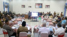 Rapat Fasilitasi Penyelesaian Konflik Masyarakat 9 Desa dengan PT DAS di Rumah Jabatan Bupati dihadiri Unsur Forkopimda, Pihak Perusahaan, dan Perwakilan Masyarakat serta pihak terkait lainnya, Selasa (25/10/22). FOTO : Prokopim