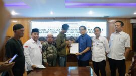 Asisten Ekbang Setda Tanjab Barat H. Firdaus Khatab bersama Perwakilan 9 Desa dan PT. Dasa Anugrah Sejati (DAS) Usai Rapat Fasilitasi 20 Persen Terkait Sengketa Lahan di ruang Pola Kantor Bupati, Rabu (18/10/23). FOTO : DOKPIM/RY