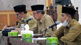 Sekda Tanjab Barat H. Agus Sanusi Saat Pimpin Rapat Persiapan Peringatan Isra’ Mi’raj Nabi Muhammad SAW 1443 H/ 2022 M di Balai Pertemuan Kantor Bupati, Rabu (25/1/22). FOTO : Prokopim.